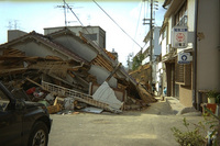 地震で倒壊した木造家屋